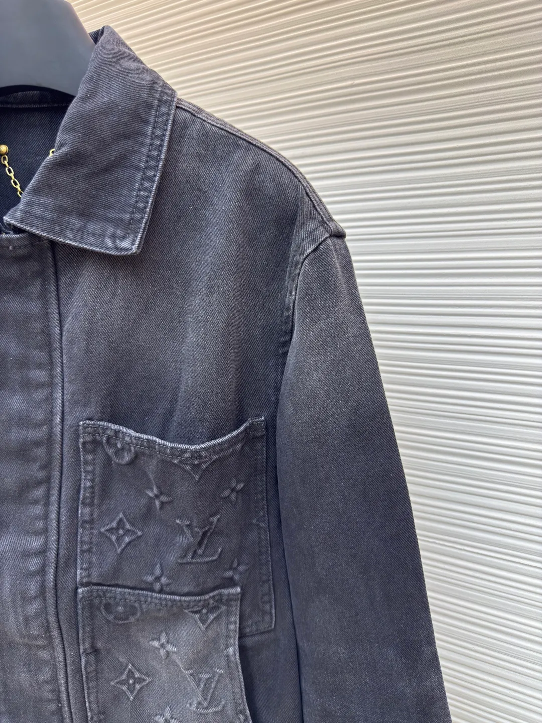 LOUIS VUITTON embossed pocket denim jacket ●Authentic product: Purchased and developed by 14219 ●Item number: 1680246-B95 ●Fabric: Denim denim fabric ●Technology: Heavy industrial washing ●Version: Fitted version ●Size: 46-48-50-52 ●Weight: about 1035g ●Description: The overall wiring is straight and delicate, the fabric is comfortable and soft, the color is consistent and there is no color difference